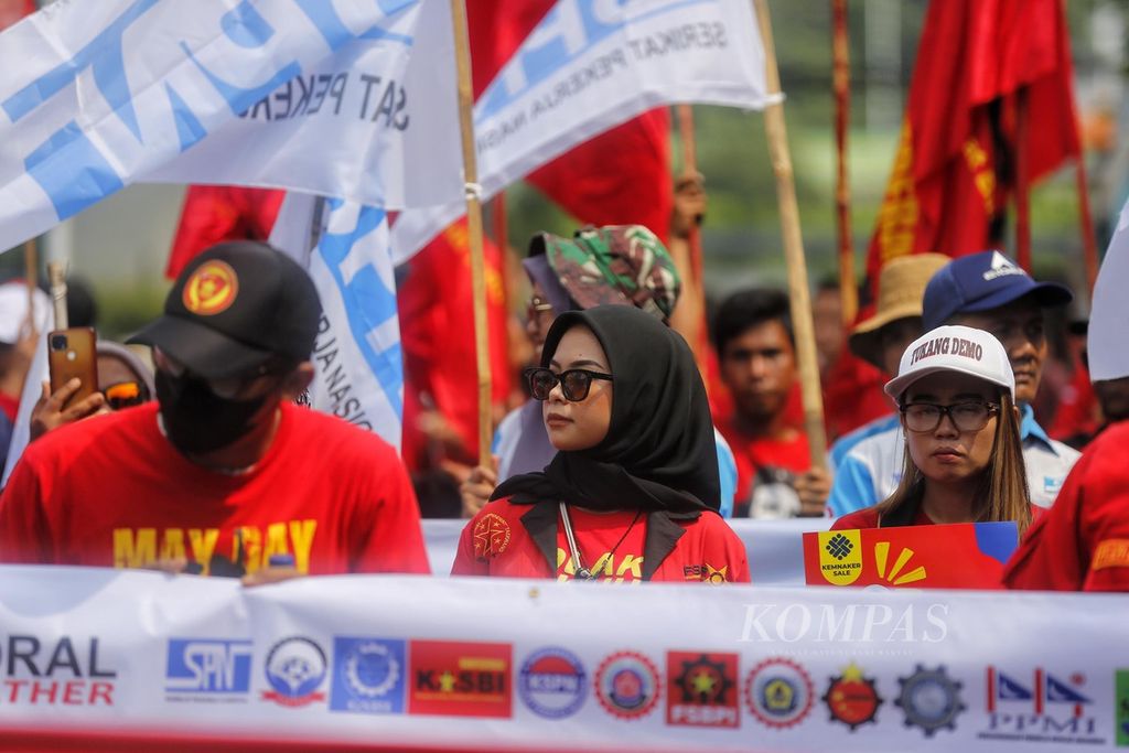 Buruh industri padat karya berunjuk rasa di depan Gedung Kementerian Ketenagakerjaan, Jakarta, Selasa (23/5/2023). Mereka menuntut Menteri Ketenagakerjaan Ida Fauziyah mencabut Permenaker No 5 Tahun 2023 yang melegalkan pemotongan upah buruh hingga 25 persen.