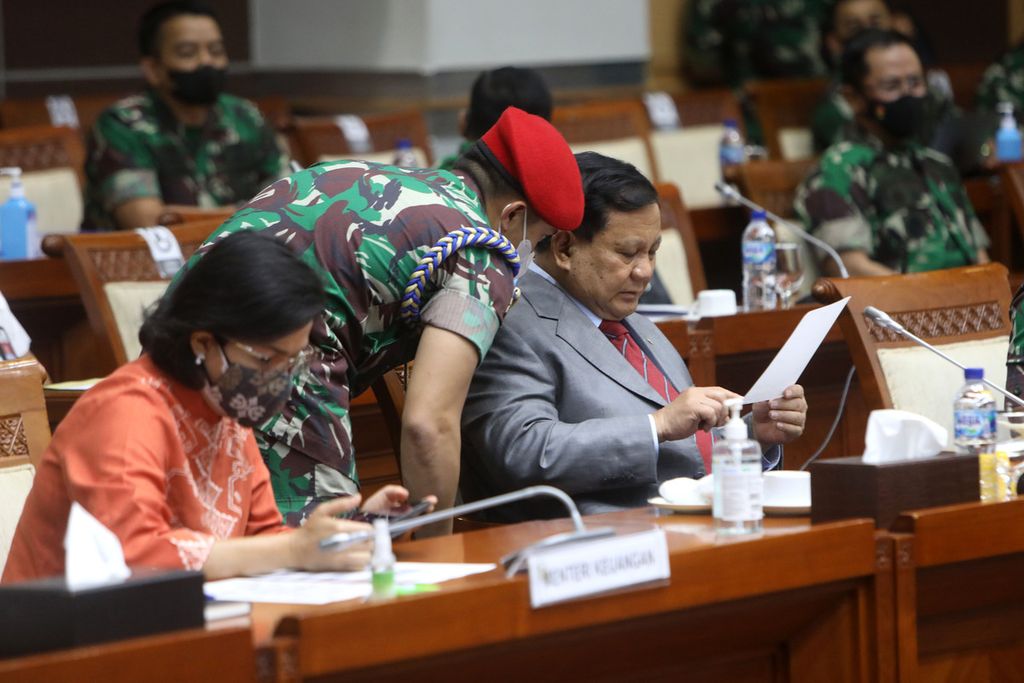 Menteri Keuangan Sri Mulyani bersama Menteri Pertahanan Prabowo Subianto saat rapat kerja dengan Komisi I DPR di Gedung Parlemen, Senayan, Jakarta, Kamis (27/1/2022).