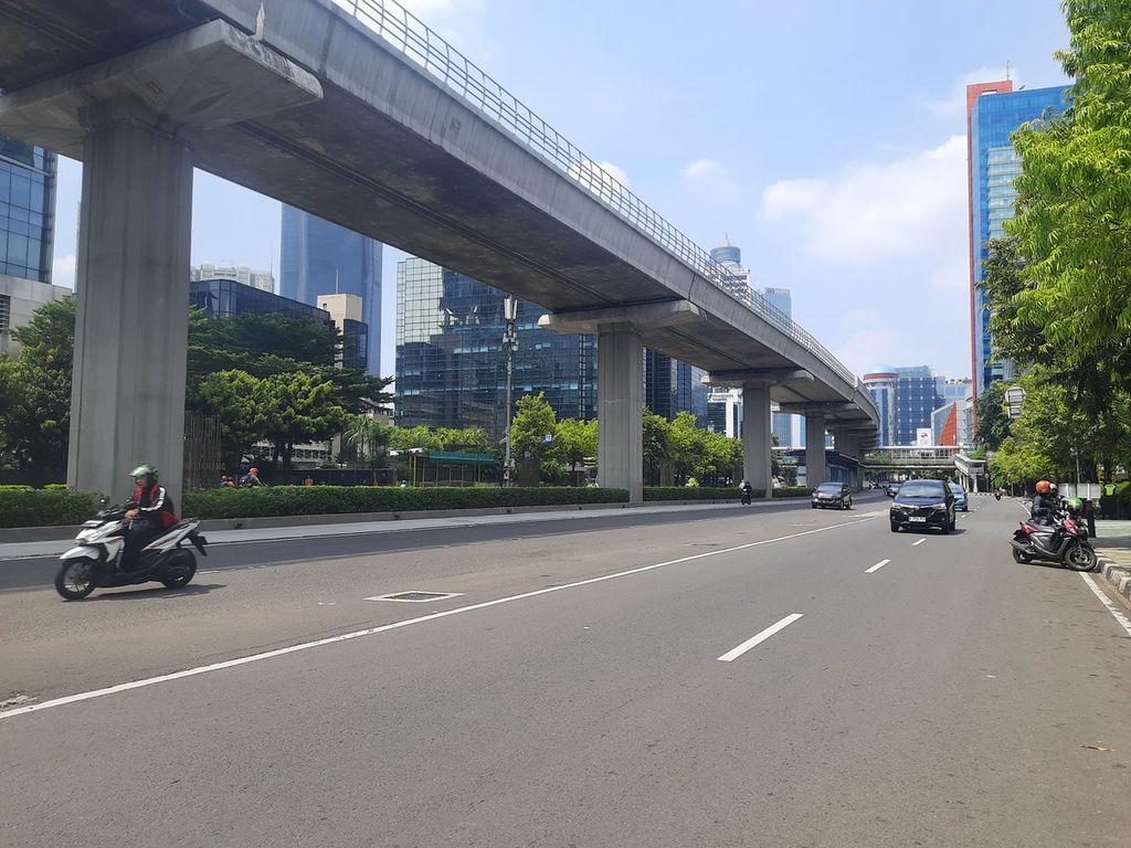 Beberapa kendaraan melintas di Jalan HR Rasuna Said, Kuningan, Jakarta Barat, yang masih lengang, Rabu (26/4/2023). Meski cuti bersama Lebaran telah berakhir, belum dijumpai titik kemacetan.