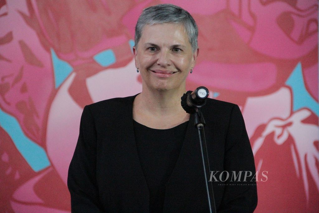 The Australian Ambassador to Indonesia, Penny Williams, inaugurated the "Together" mural, which symbolizes collaboration between Indonesia and Australia, at the launch of the 75th anniversary of the diplomatic relationship between Indonesia and Australia in Taman Ismail Marzuki, Jakarta, on Thursday (28/3/2024). The mural is the result of collaboration between two artists from both countries, TuTu Erlangga from Indonesia and George Rose from Australia.