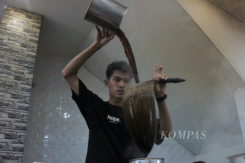 Seorang barista menyiapkan kopi saring di warung kopi Solong Pango, di Kota Banda Aceh, Provinsi Aceh, Selasa (28/2/2023). Budaya <i>ngopi</i> masih mengakar di kalangan warga Aceh. Kondisi ini mendorong pertumbuhan warung kopi semakin banyak.