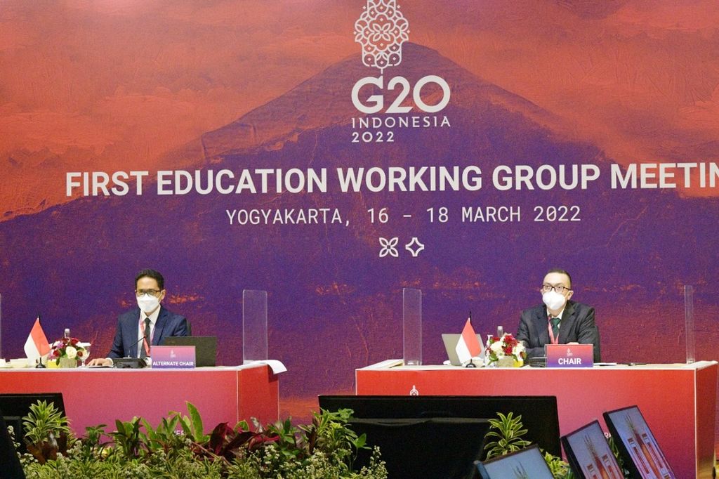 Chair of G-20 Education Working Group Iwan Syahril yang juga Direktur Jenderal Guru dan Tenaga Kependidikan Kemendikbudristek (kanan) memimpin pertemuan pertama Kelompok Kerja Pendidikan G-20 di Yogyakarta pada 16-18 Maret 2022.