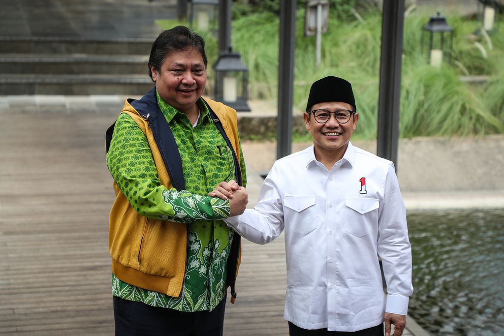 Ketua Umum Partai Golkar Airlangga Hartarto (kiri) berjabat tangan dengan Ketua Umum Partai Kebangkitan Bangsa (PKB) Muhaimin Iskandar (kanan) saat bertemu di Jakarta, Rabu (3/5/2023). 