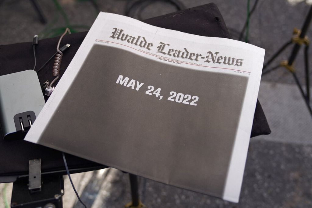 Tampilan halaman depan surat kabar lokal yang memuat berita penembakan di SD Robb di Uvalde, Texas, Amerika Serikat, 26 Mei 2022. 