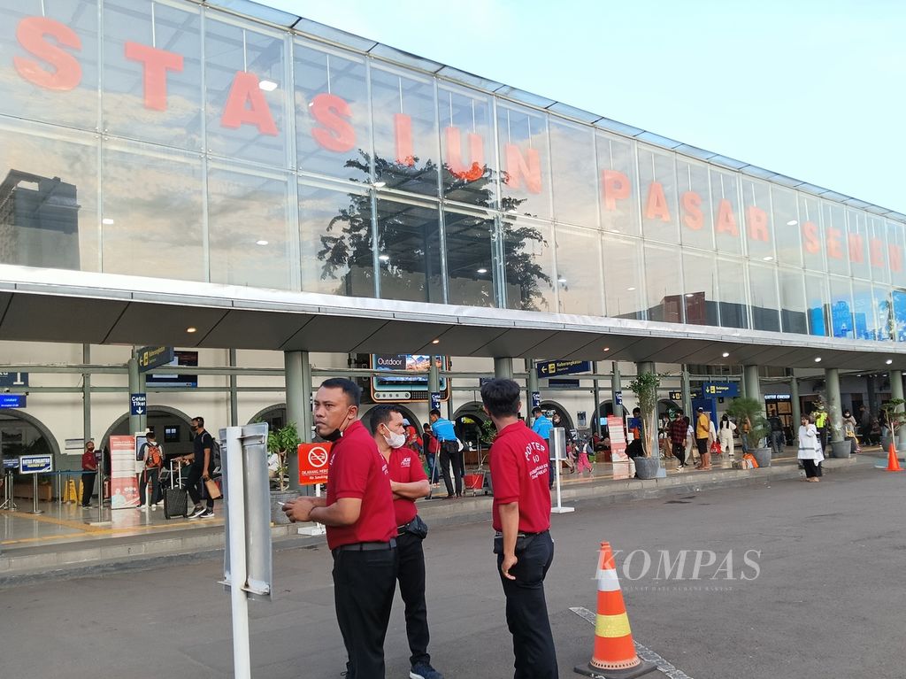 Sejumlah <i>porter</i> berseragam merah menunggu pergantian jam kerja di depan Stasiun Pasar Senen, Kamis (9/3/2023). 
