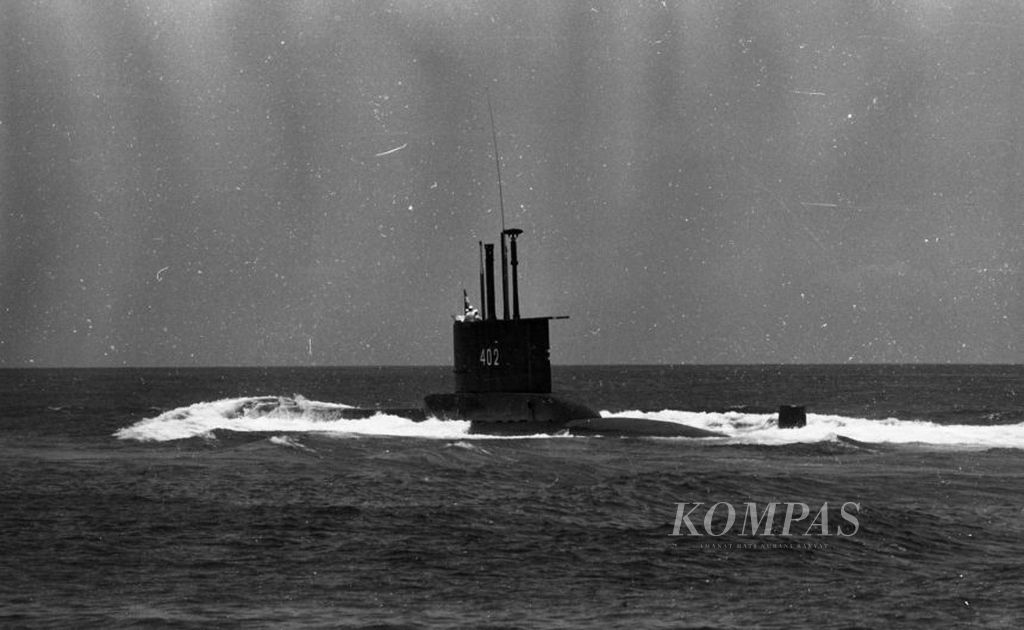 Kapal selam KRI Nanggala di pantai Cilegon pada gladi resik tanggal 2 Oktober 1981 menyongsong Hari ABRI ke-36 tanggal 5 Oktober 1981. KRI Nanggala, buatan galangan "Howald Dutsche Werke" Kiel, Jerman Barat.