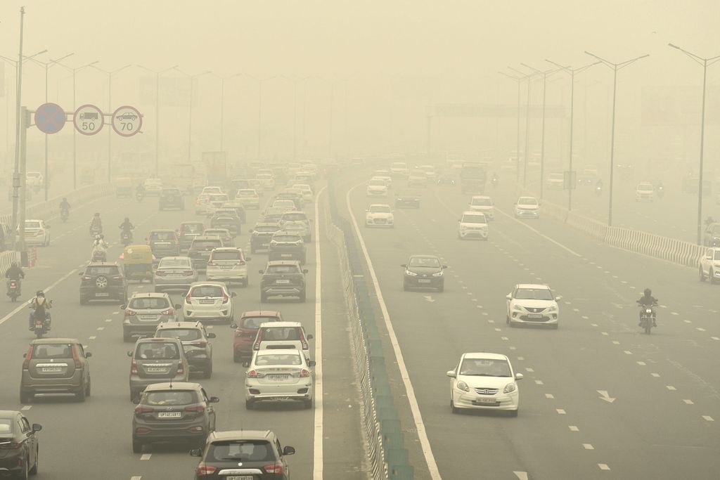 Lalu lintas di jalanan yang diselimuti kabut dan asap di New Delhi, India, 3 November 2023. Ibu kota India ini mengalami polusi paling parah dengan indesk polusi udara paling berbahaya. 