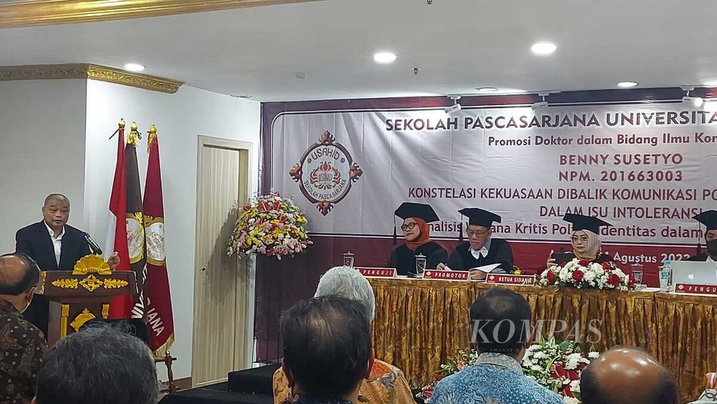 Staf Khusus Ketua Dewan Pengarah BPIP Benny Susetyo mempertahankan disertasinya dalam ujian doktoral di Program Pascasarjana Ilmu Komunikasi Universitas Sahid, Jakarta, Rabu (24/8/2022).