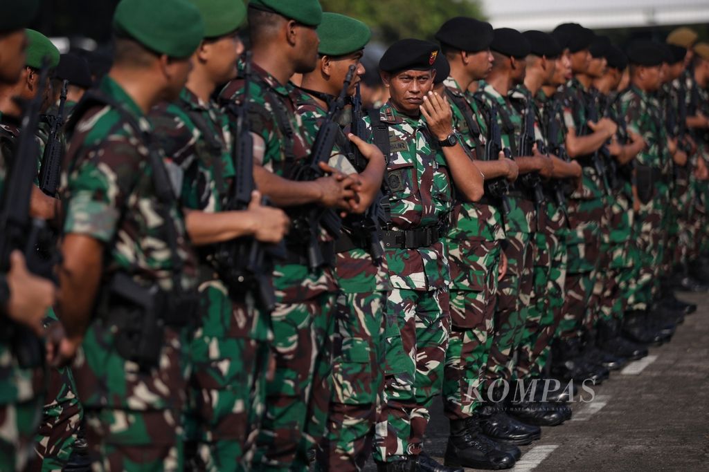 Pasukan gabungan TNI-Polri menggelar Apel Pasukan Gabungan di Mabes TNI Cilangkap, Jakarta, Senin (2/9/2024). 