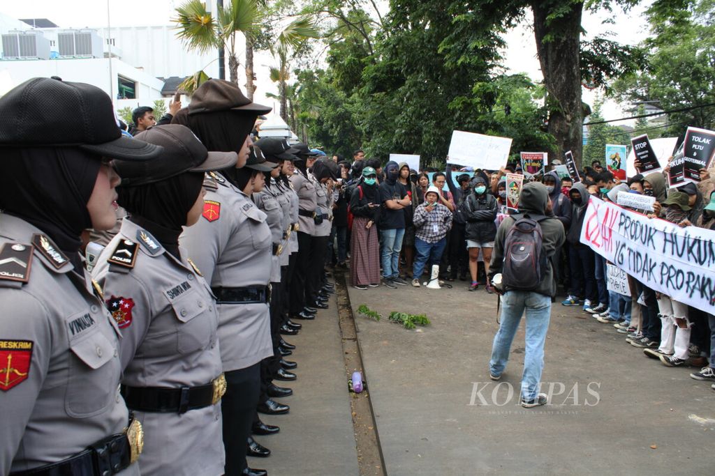 Unjuk rasa mahasiswa tolak pengesahan RUU KUHP di bandung 