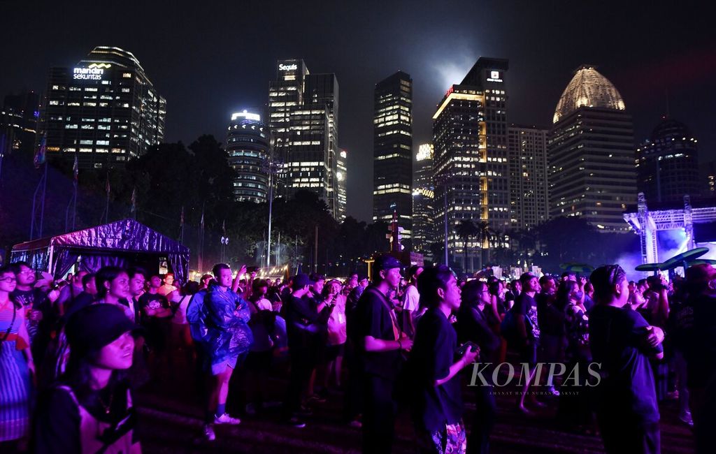 Penonton menikmati suguhan musik di Joyland Festival 2022 di Stadion Softball Gelora Bung Karno, Jakarta, Jumat (4/11/2022). 