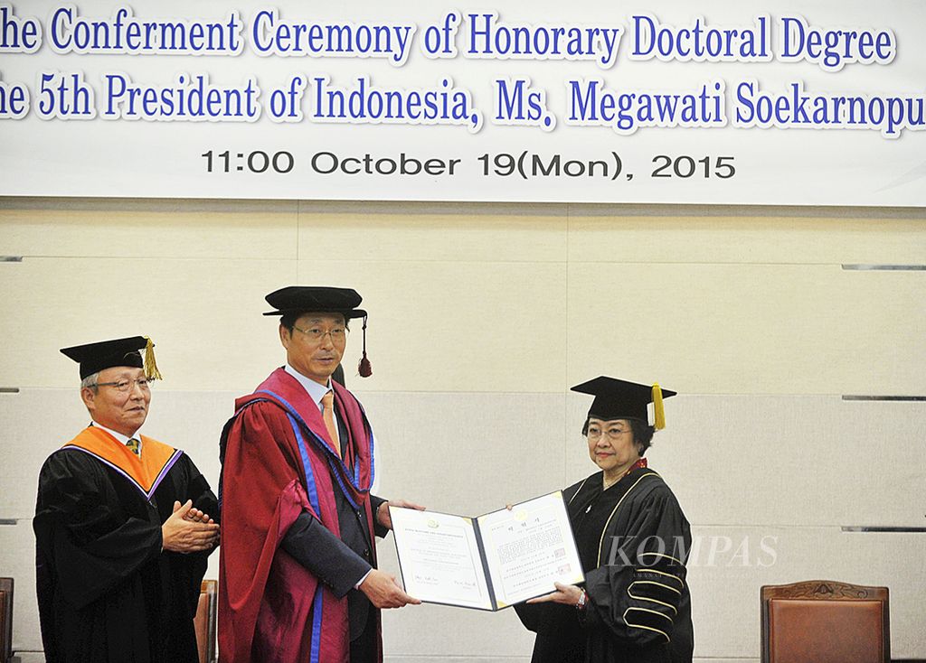 Presiden ke-5 Indonesia Megawati Soekarnoputri menerima gelar <i>doctor</i><i>honoris causa</i> dari Korea Maritime and Ocean University (KMOU) di Busan, Korea Selatan, Senin (19/10/2015). Megawati mendapat gelar doktor kehormatan yang diberikan oleh Presiden KMOU Park Han-il tersebut atas dedikasi dan pengabdiannya di bidang politik. 
