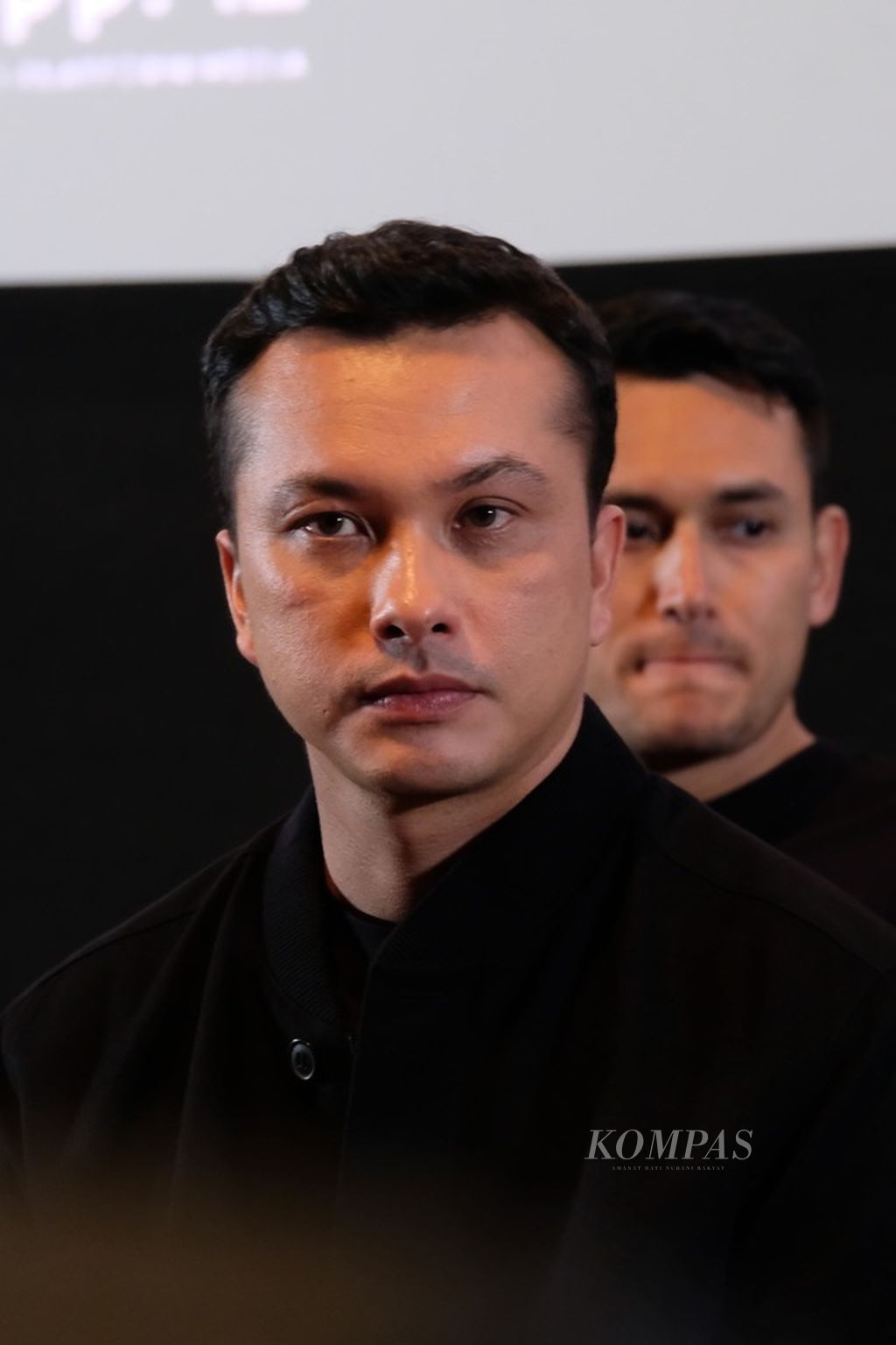 Aktor Nicholas Saputra (kiri) hadir dalam konferensi pers film <i>The Architecture of Love</i> di Jakarta, Kamis (25/4/2024). Film ini diarahkan oleh sutradara Teddy Soeriaatmadja dan diadaptasi dari novel karya Ika Natassa.
