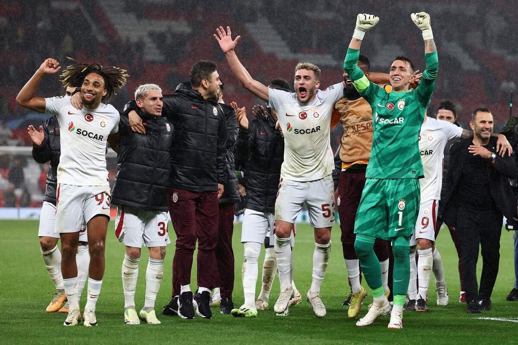 Pemain Galatasaray merayakan kemenangan atas Manchester United di Old Trafford, 3 Oktober 2023, pada laga grup Liga Champions. Kini giliran MU yang akan tandang ke kandang Galatasaray.