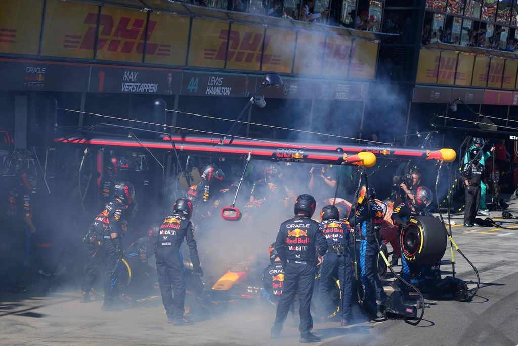 Para mekanik gagal memperbaiki mobil Red Bull milik Max Verstappen yang mengalami masalah rem belakang saat balap Formula 1 seri Australia, di Melbourne, 24 Maret 2024. 