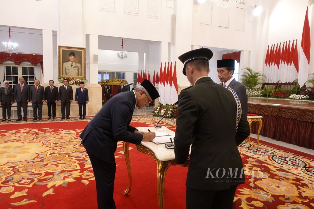 Inspektur Jenderal Marthinus Hukom menandatangani berita acara pelantikan sebagai Kepala Badan Narkotika Nasional dengan disaksikan Presiden Joko Widodo di Istana Negara, Jakarta, Jumat (8/12/2023).