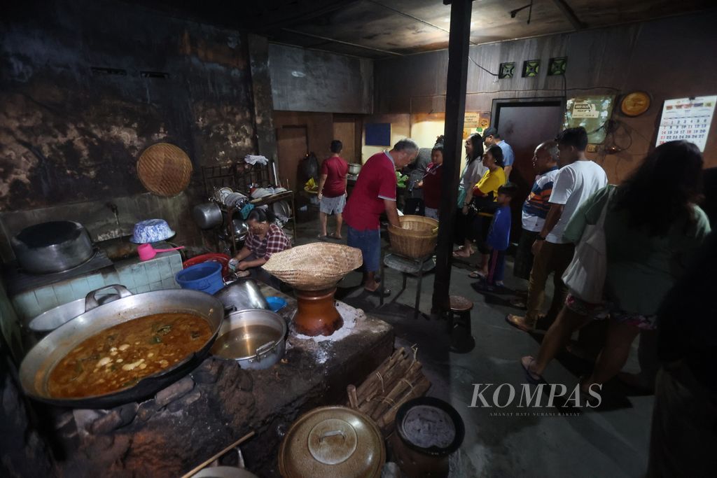Penggemar kuliner membeli gudeg di rumah makan Gudeg Pawon, Kecamatan Umbulharjo, Yogyakarta, Senin (8/5/2023) malam. 