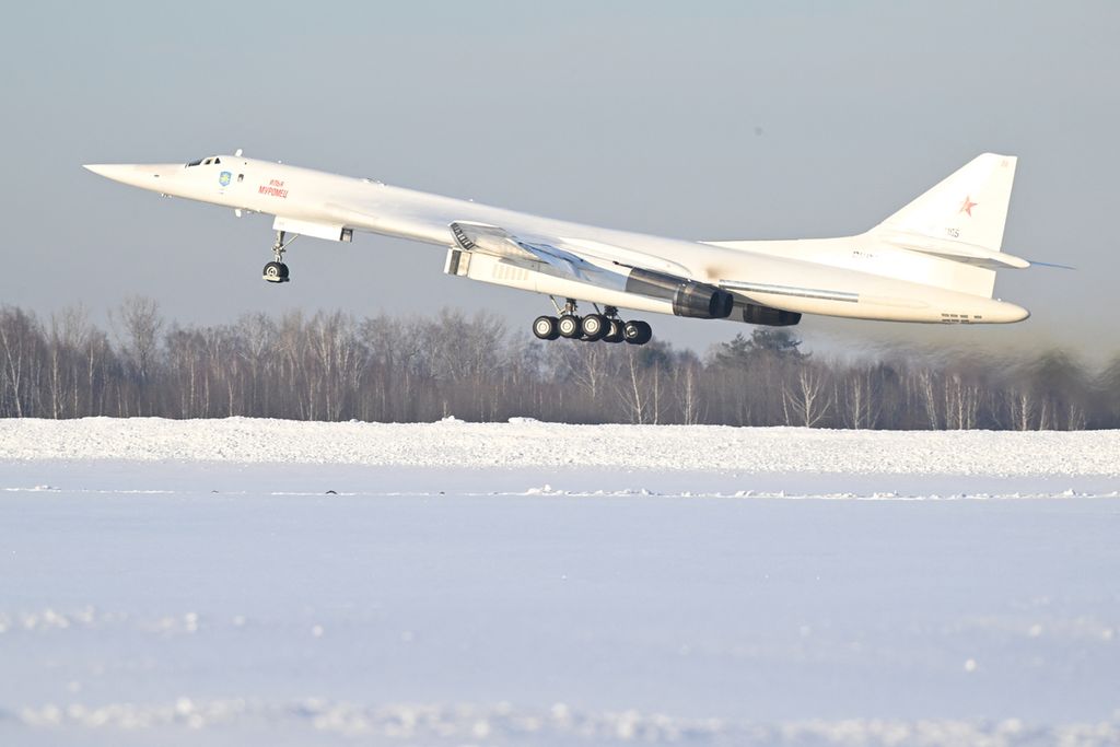 Dalam foto yang didistribusikan lembaga negara Rusia Sputnik, pesawat pengebom strategis Tupolev Tu-160M ”Ilya Muromets” lepas landas dari landasan pacu pabrik pesawat di Kazan, Rusia, pada 22 Februari 2024.