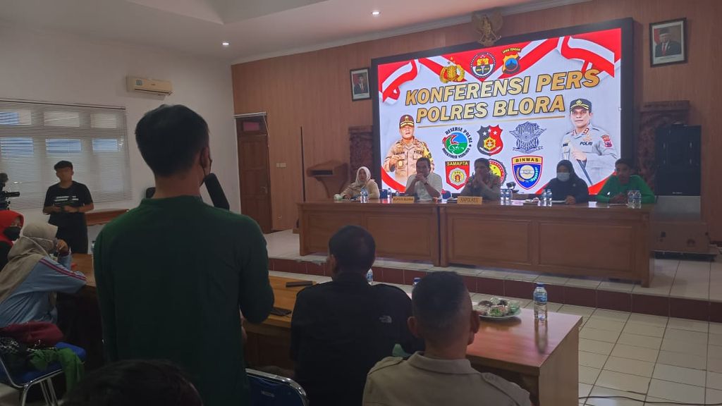 Suasana konferensi pers terkait pemerkosaan terhadap seorang difabel di Markas Kepolisian Resor Blora, Jawa Tengah, Jumat (13/1/2023). Polisi masih memburu pelaku pemerkosaan tersebut. 