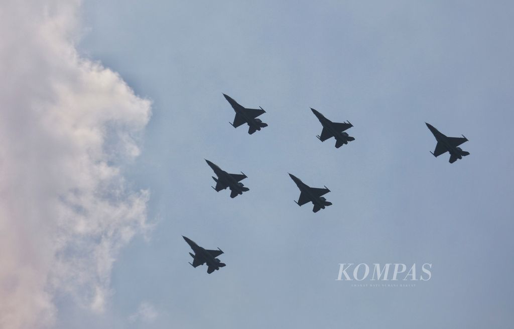 Pesawat tempur F 16 Fighting Falcon melakukan <i>flypast </i>saat gladi bersih perayaan Hari Ulang Tahun (HUT) Ke-78 TNI di kawasan Monumen Nasional, Jakarta, Selasa (3/10/2023).  