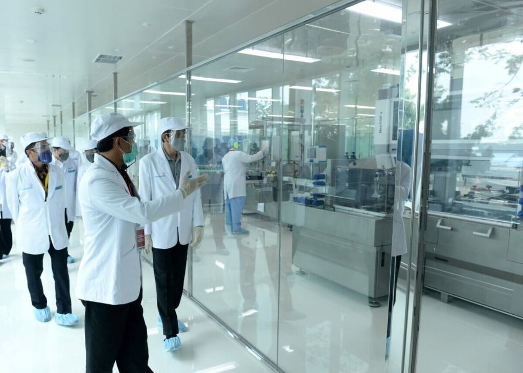 Presiden Joko Widodo meninjau kesiapan dan fasilitas milik Bio Farma di Kota Bandung, Jawa Barat, Selasa (11/08/2020). Bio Farma adalah badan usaha milik negara yang akan memproduksi vaksin Covid-19.