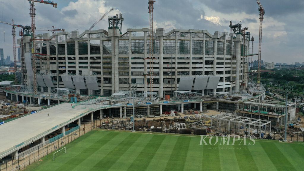 Foto udara pembangunan Jakarta International Stadium (JIS) yang memasuki tahap pemasangan rangka atap di Tanjung Priok, Jakarta Utara, Rabu (16/6/2021).  