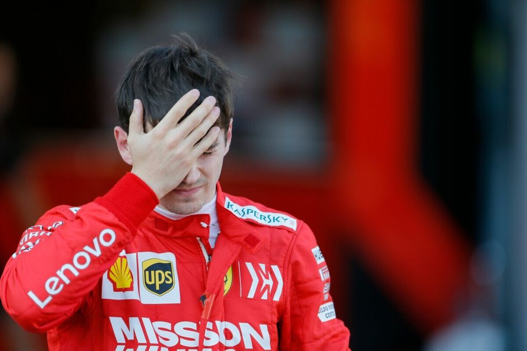 Reaksi pebalap tim Ferrari Charles Leclerc di pit setelah tabrakan pada sesi kualifikasi F1 seri Azerbaijan, di Baku, 27 April 2019. 