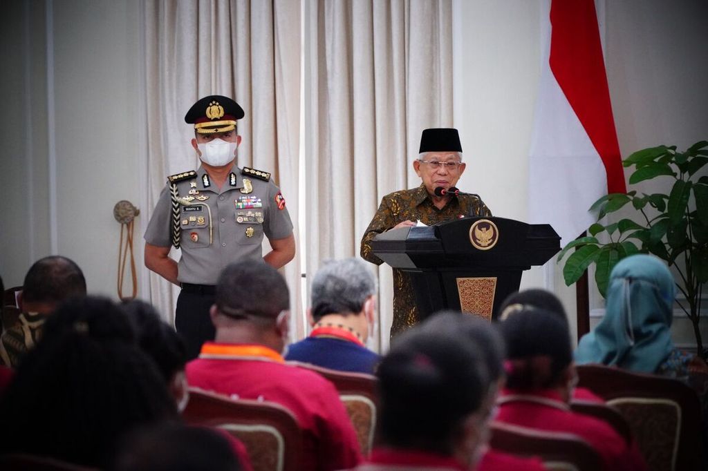 Wakil Presiden Ma’ruf Amin saat memberikan Pengarahan (Presidential Lecture) kepada Peserta Piloting Program Magang bagi ASN Provinsi Papua, di Istana Wapres, Jalan Medan Merdeka Selatan Nomor 6, Jakarta Pusat, Rabu (16/11/2022). 