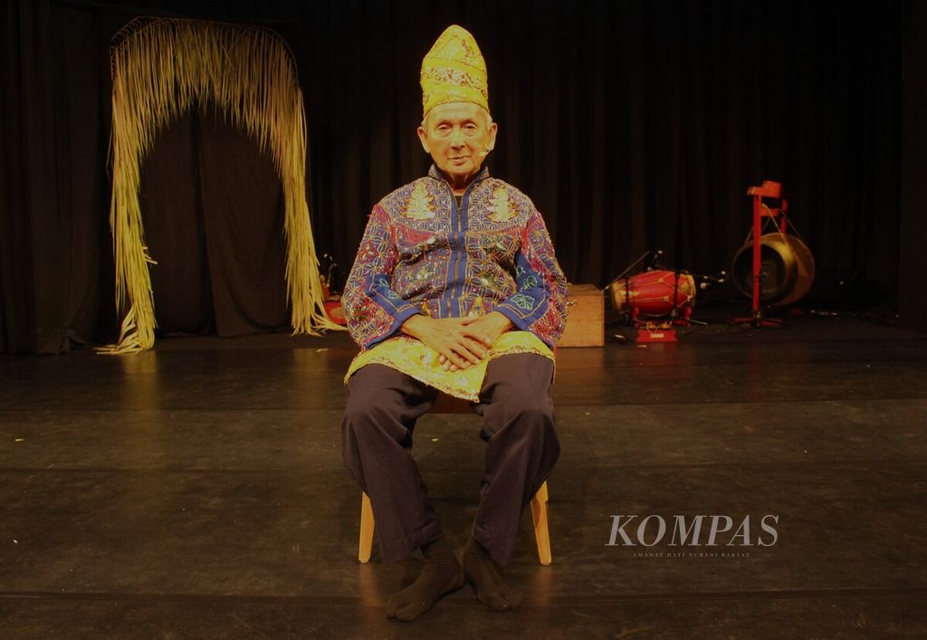 Akhmad Riadiy (79), maestro seni tradisi ladon asal Kalimantan Selatan, tampil dalam Panggung Maestro 2024 di Teater Wahyu Sihombing, Taman Ismail Marzuki, Jakarta, Sabtu (9/3/2024).