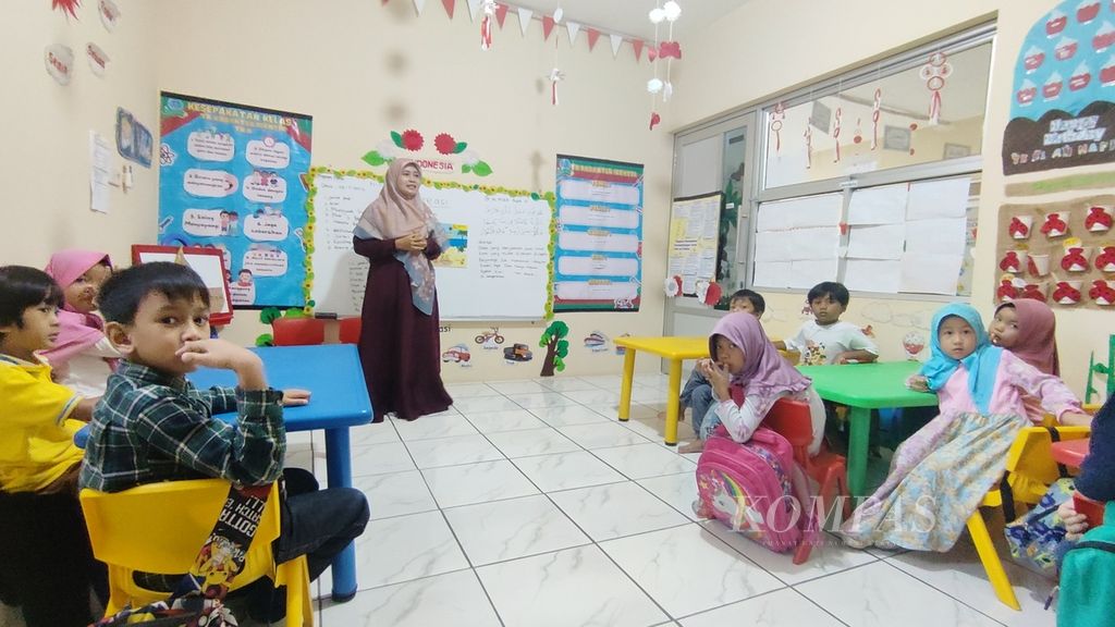 Suasana pembelajaran dalam program <i>teach in</i> di TK Identik Islamic School, Kecamatan Serpong, Tangerang Selatan, Banten, Selasa (30/1/2024). Pemilihan sekolah yang tidak tepat malah dapat membebani anak.