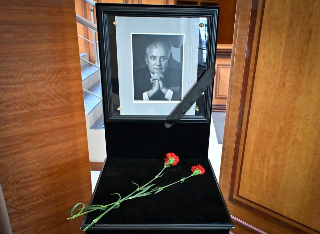Foto Mikhail Gorbachev terpajang sebagai benda peninggalannya di kantor Gorbachev Foundation, Moskwa, Rusia, Rabu (31/8/2022). 