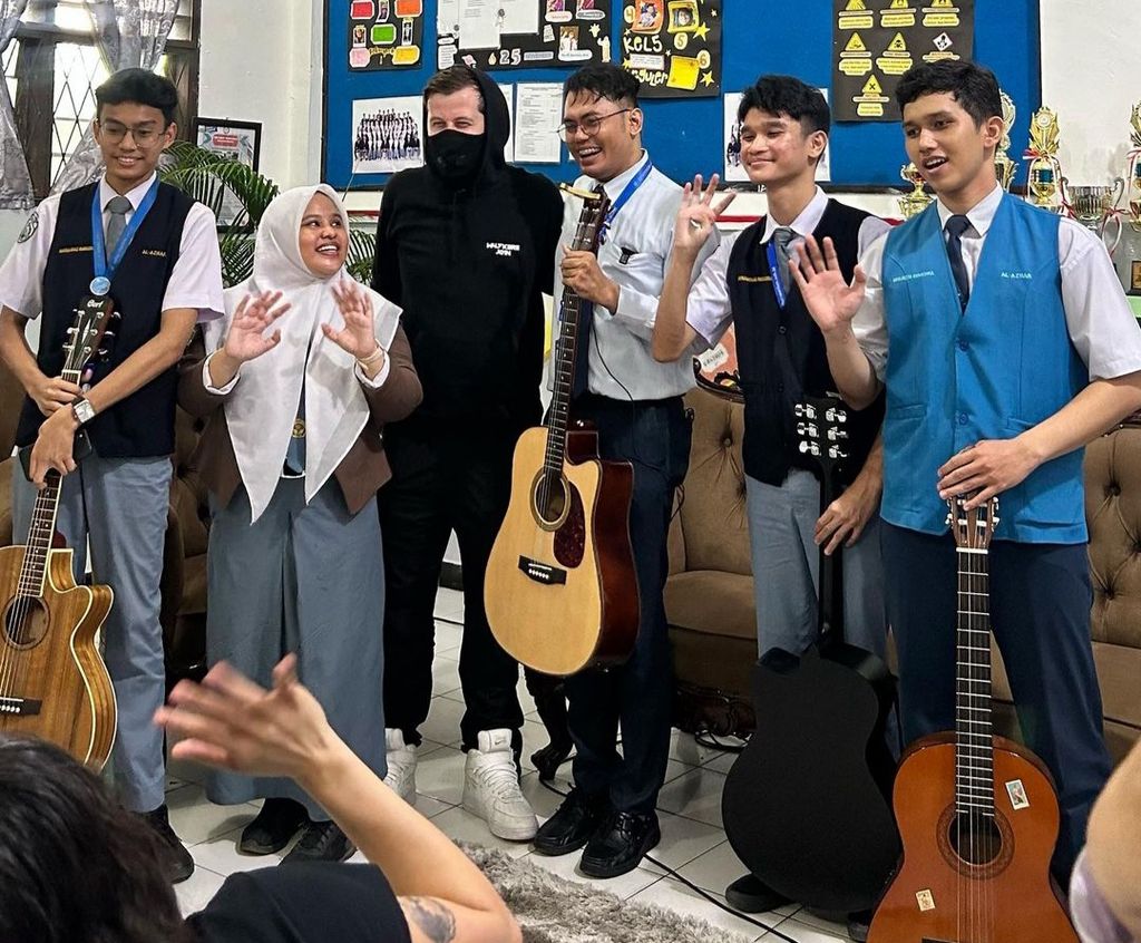 Guru musik Tri Adinata (ketiga dari kanan) dan muridnya kedatangan musisi dunia Alan Walker (ketiga dari kiri) di SMA Unggulan Al-Azhar Medan, Selasa (28/5/2024).