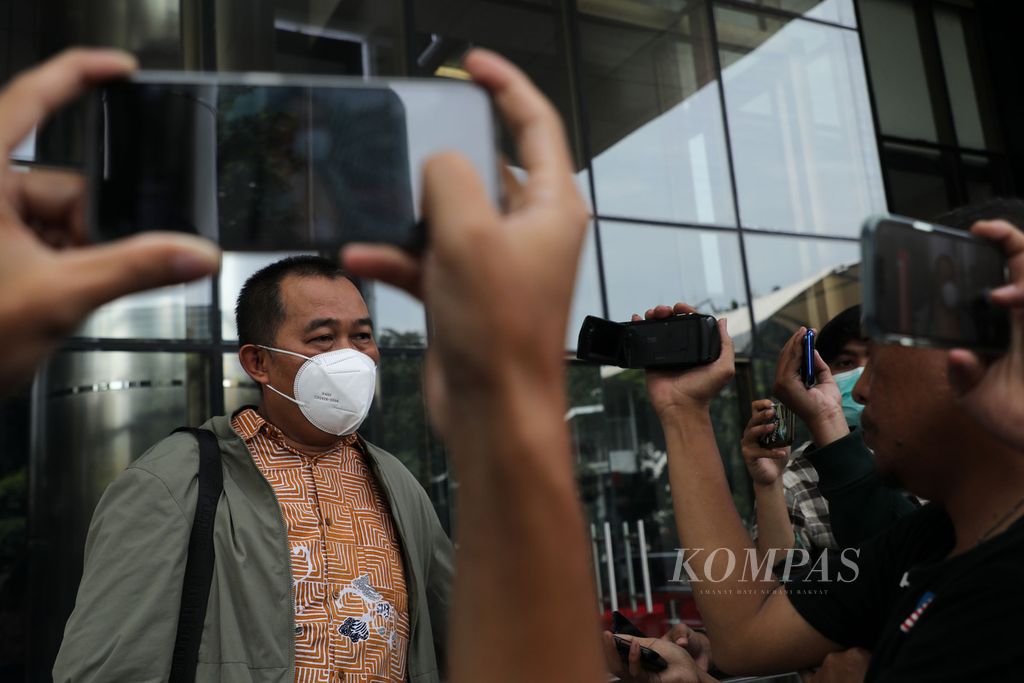 Koordinator Masyarakat Anti-Korupsi Indonesia (MAKI) Boyamin Saiman mendatangi Gedung Komisi Pemberantasan Korupsi (KPK), Jakarta, Selasa (26/4/2022). 