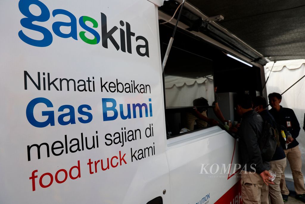 Salah satu kendaraan yang dipakai sebagai tempat berjualan sekaligus mengampanyekan penggunaan gas bumi di stasiun pengisian bahan bakar gas (SPBG) di Terminal Penggaron, Kota Semarang, Jawa Tengah, Kamis (14/7/2022).  