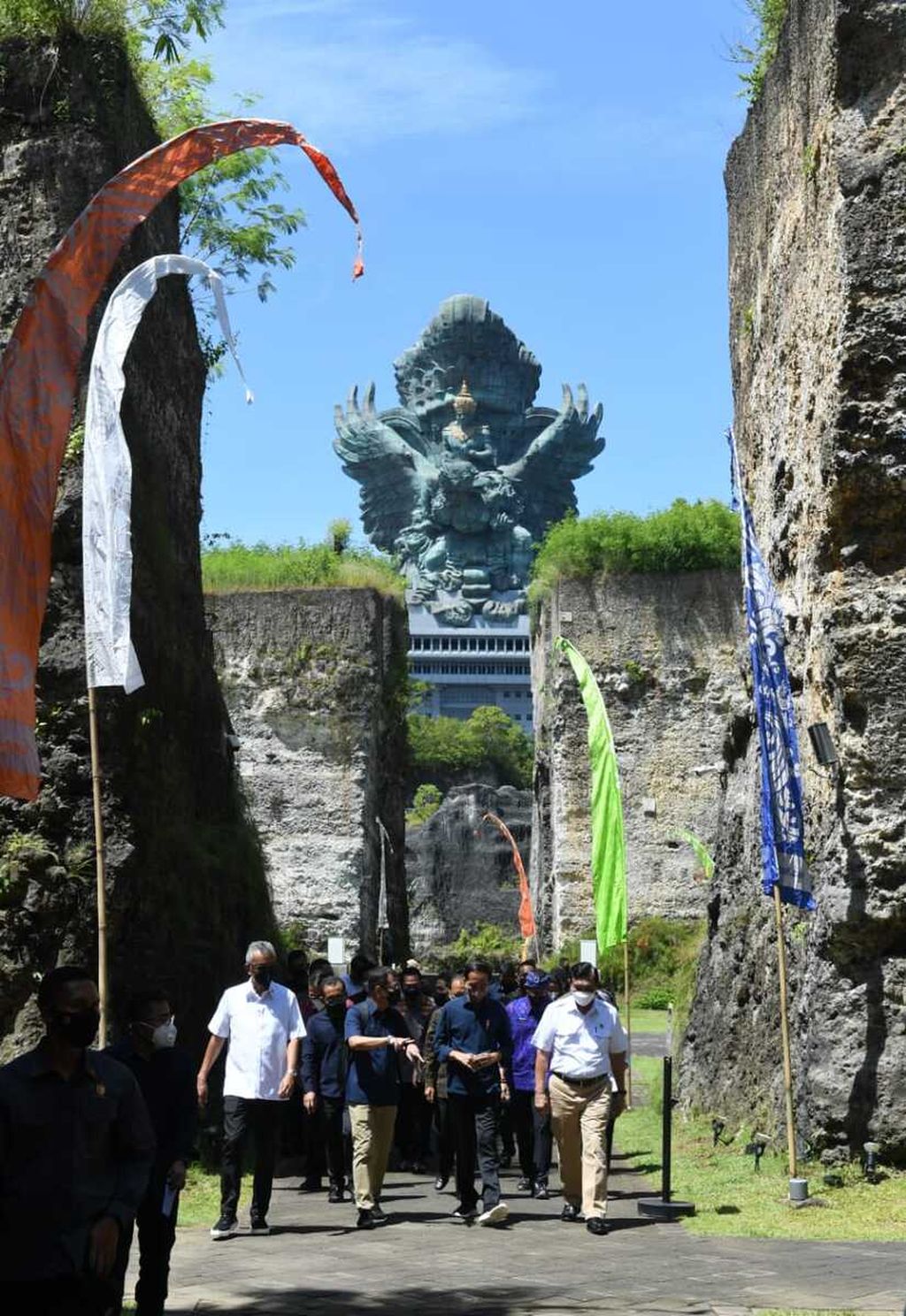 Presiden Joko Widodo meninjau Garuda Wisnu Kencana Cultural Park di Kabupaten Badung, Bali, Jumat (25/3/2022). 