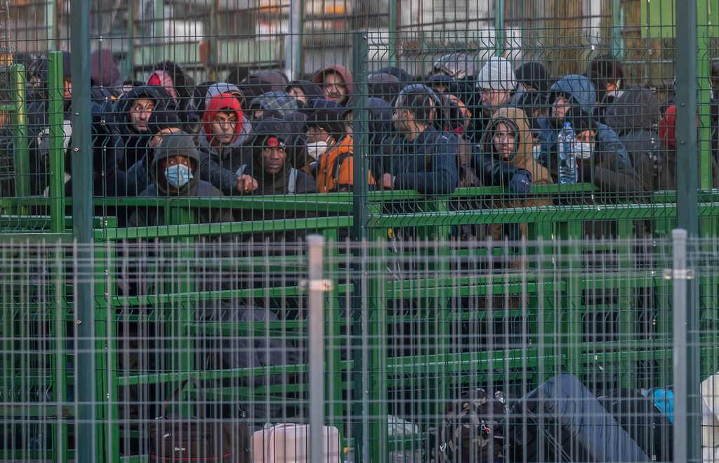 Warga Ukraina mengantre untuk memasuki wilayah Polandia di pos perbatasan Medyka, Polandia timur, Senin (28/2/2022). Lebih dari 660.000 warga Ukraina telah menyerbu perbatasan untuk menyeberang ke Polandia, Moldova, Hongaria, Romania, dan Slowakia. Diperkirakan jumlah pengungsi akan terus bertambah. 