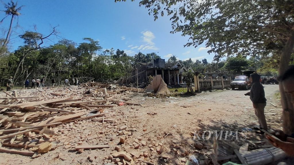 Kawasan yang rusak akibat terdampak ledakan yang diduga berasal dari petasan di Desa Karangbendo, Kecamatan Ponggok, Kabupaten Blitar, Jawa Timur, Senin (20/2/2023). 