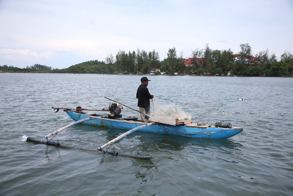 Nelayan mencari ikan di perairan Teluk Youtefa, Papua, Kamis (2/12/2021).