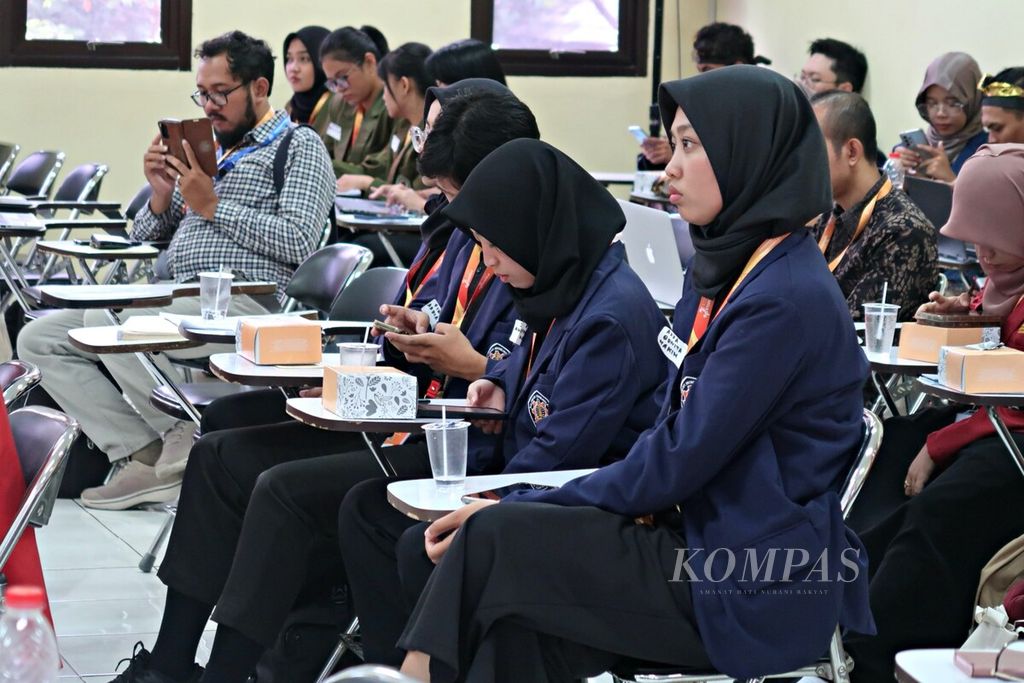 Sejumlah mahasiswa peserta Pimnas dari berbagai universitas menyaksikan presentasi dari tim Universitas Udayana dalam acara Pekan Ilmiah Mahasiswa Nasional atau Pimnas ke-36 yang berlangsung selama 26-30 November 2023 di Universitas Padjadjaran, Jatinangor, Sumedang, Jawa Barat, Selasa (28/11/2023)
