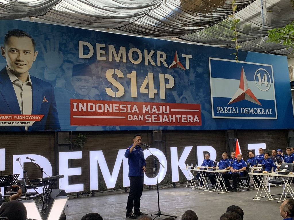 Ketua Umum Partai Demokrat Agus Harimurti Yudhoyono memberikan pengarahan kepada para kadernya dalam acara silaturahmi bersama kader Demokrat di Kantor DPP Demokrat, Jakarta, Jumat (8/3/2024).