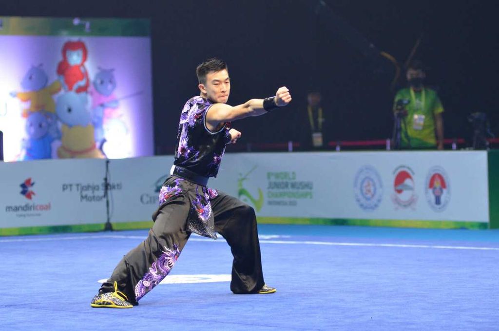 Josh Tiesto Tanto (16) menyumbangkan satu medali emas untuk Indonesia pada hari pertama Kejuaraan Dunia Wushu Yunior 2022 di Tangerang, Banten, Selasa (6/12/2022). Josh tampil pada Taolu kelas A (15-17) nomor tangan kosong nanquan.