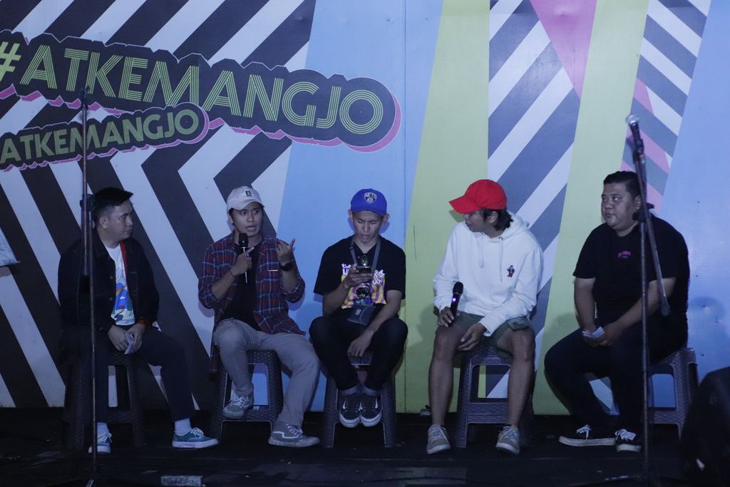 Beberapa pemuda perwakilan komunitas seni mengikuti gelar wicara di panggung acara Komedi dan Puisi yang digelar Utara Pride di Manado, Sulawesi Utara, 16 Juni 2022.