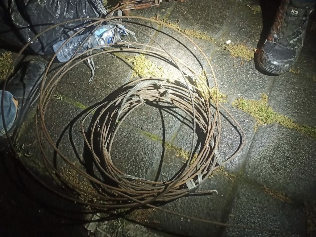 Kabel sling atau kawat baja yang menjerat seorang pengendara motor bernama Dodih di Jalan Raya Kopo, Kota Bandung, Jawa Barat, Minggu (25/2/2024). Polrestabes Bandung menyelidiki unsur kelalaian dalam peristiwa ini.