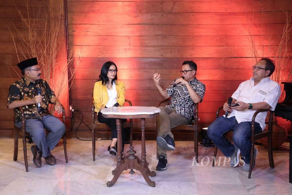 Pemikir kebinekaan Sukidi, sutradara film Lola Amaria, Direktur Eksekutif Amnesty International Indonesia Usman Hamid, dan wartawan senior <i>Kompas </i>Budiman Tanuredjo (kiri ke kanan) menjadi pembicara dalam Obrolan Republik di Bentara Budaya Jakarta, Senin (2/10/2023). 