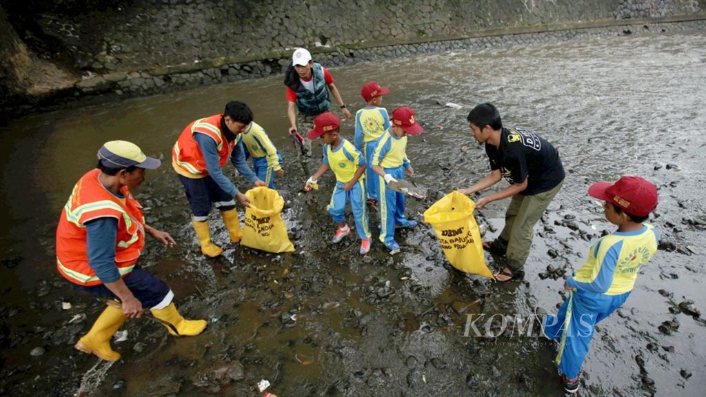 Sejumlah siswa SDN Halimun membantu petugas kebersihan memungut sampah di Sungai Cikapundung, Bandung, Jawa Barat, dalam rangka Hari Peduli Sampah Nasional, Selasa (21/2). 
