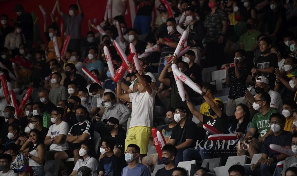 Kemeriahan penonton menyaksikan babak final Piala Asia FIBA 2022 antara Australia dan Lebanon di Istora Gelora Bung Karno, Jakarta, Minggu (24/7/2022). 