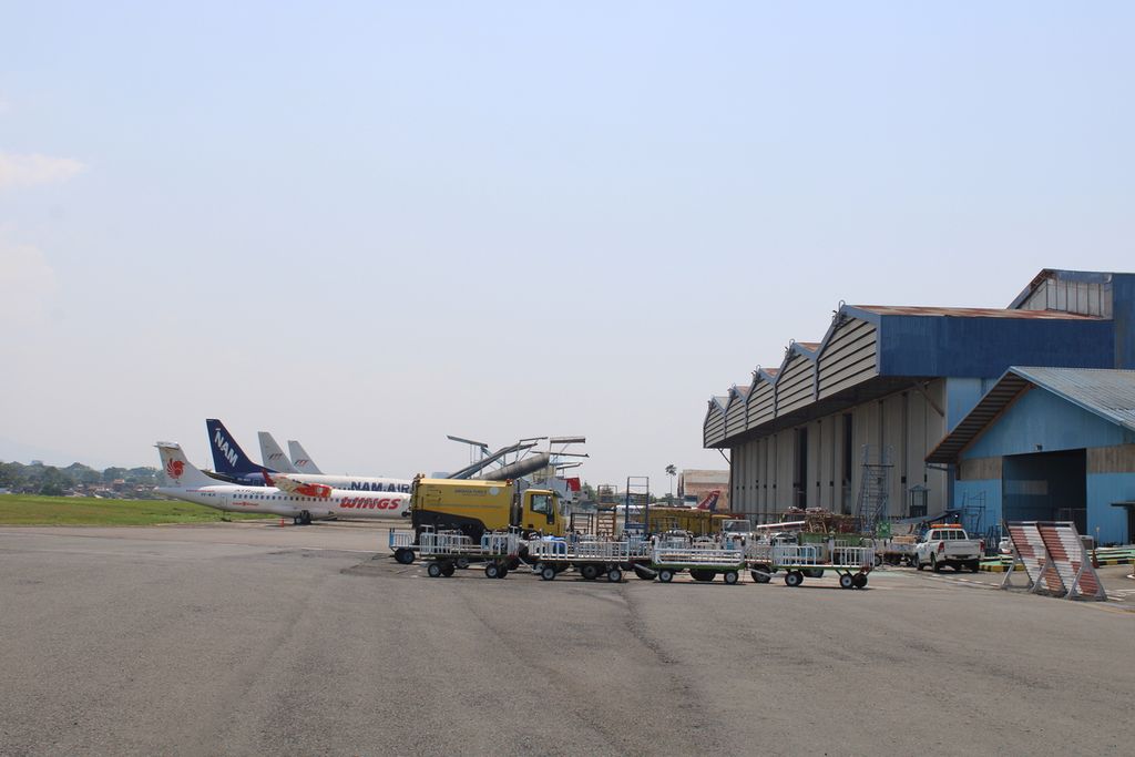 Sejumlah pesawat yang tidak beroperasi terparkir di area hanggar Bandara Husein Sastranegara, Kota Bandung, Jawa Barat, Senin (30/10/2023).
