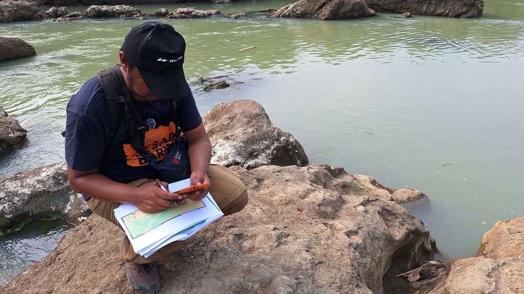 Peneliti Pusat Riset Kebencanaan Geologi Badan Riset dan Inovasi Nasional Sonny Aribowo memeriksa lanskap Sungai Cipunagara, Kabupaten Subang, Jawa Barat, Selasa (22/5/2024). Pemeriksaan ini bagian dari menyingkap Sesar Baribis.