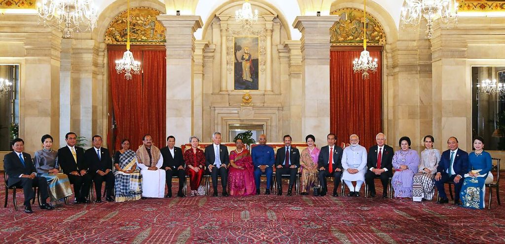 Foto pada 25 Januari 2018 menunjukkan Perdana Menteri India Narendra Modi (keenam dari kanan) berpose bersama para pemimpin negara anggota ASEAN dalam KTT India-ASEAN di New Delhi, India. 