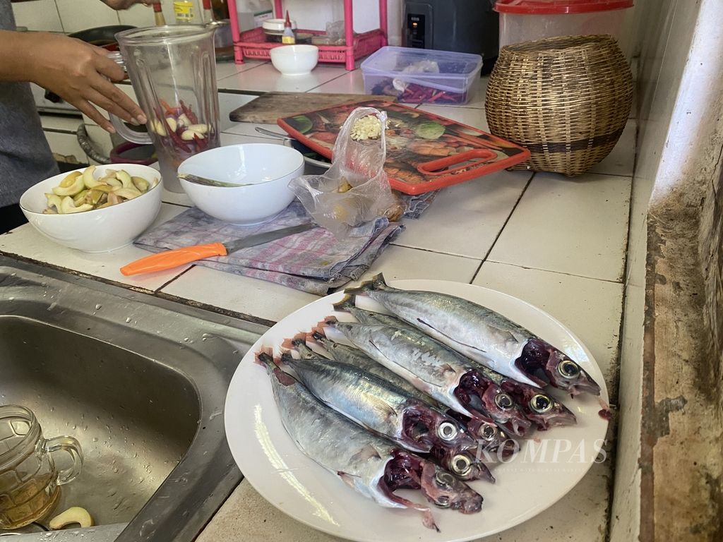 Bahan-bahan untuk membuat hidangan ikan kuah pala di Banda Naira, Maluku Tengah, Maluku, Senin (18/9/2023).